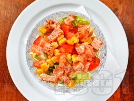 Салата с пушена риба сьомга, домат, чушка и царевица - снимка на рецептата